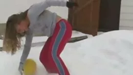 Cô gái tóc vàng tron ...