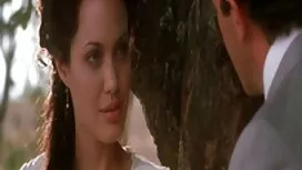 Lena chơi với đồ chơ ...