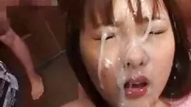 Yab cô gái tóc vàng. ...